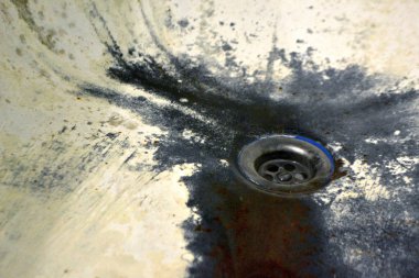 Çok eski paslı, paslı bir banyo. Yakın plan. Kabuğu soyulmuş beyaz bir banyo.