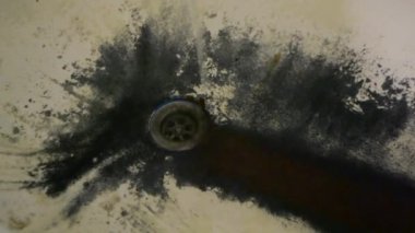 Çok eski, paslı, pejmürde bir banyo..