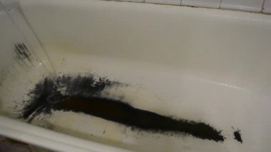 Çok eski, paslı, pejmürde bir banyo..