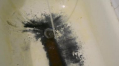 Çok eski, paslı, pejmürde bir banyo..