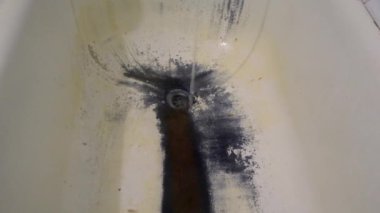 Çok eski, paslı, pejmürde bir banyo.