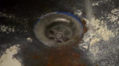 Çok eski paslı eski bir banyo.