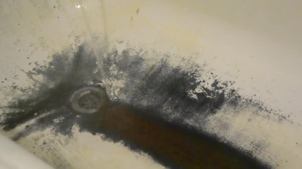 非常旧的生锈的破旧浴缸特写 — 图库视频影像