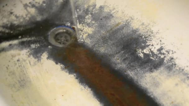 Nagyon régi rozsdás kopott fürdő közelkép — Stock videók