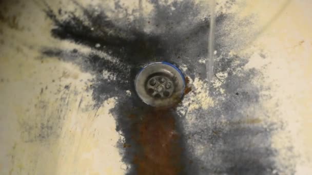 非常旧的生锈的破旧浴缸特写 — 图库视频影像