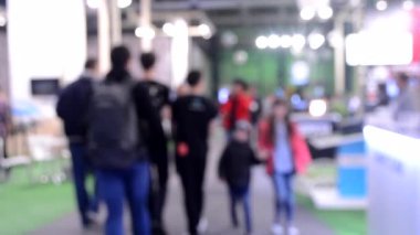 Bulanık arka plan. İnsanlar beyaz salonda tezgahın arkasında duruyorlar.