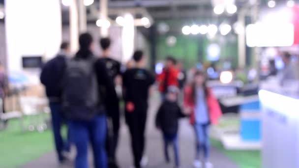 Blurred Background. People are standing behind counter in of white hall — Stock Video