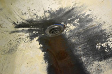 Çok eski paslı, paslı bir banyo. Yakın plan. Kabuğu soyulmuş beyaz bir banyo.