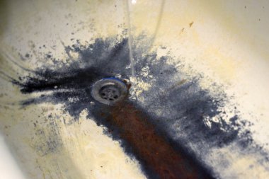 Çok eski paslı, paslı bir banyo. Yakın plan. Kabuğu soyulmuş beyaz bir banyo.