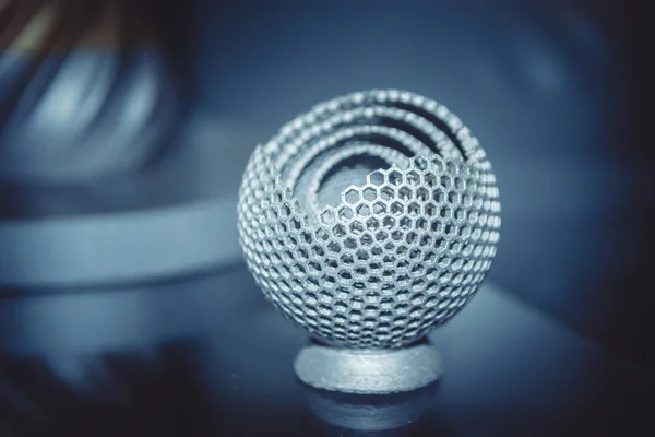 Metal 3d yazıcıya yakın çekimde yazdırılan nesne.