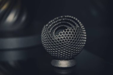 Metal 3d yazıcıya yakın çekimde yazdırılan nesne.