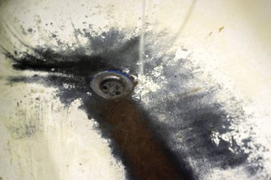 Çok eski paslı, paslı bir banyo. Yakın plan. Kabuğu soyulmuş beyaz bir banyo.