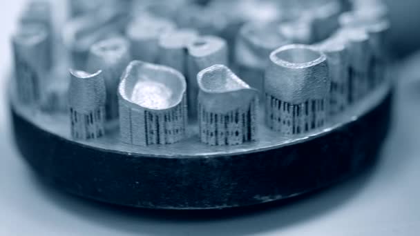Οδοντιατρικές κορώνες που δημιουργούνται σε ένα κοντινό μηχάνημα πυροσυσσωμάτωσης λέιζερ. Ντολς, Σλαμ. — Αρχείο Βίντεο