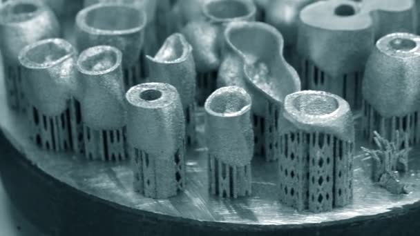 Coronas dentales creadas en un primer plano de la máquina de sinterización láser. DMLS, SLM — Vídeos de Stock