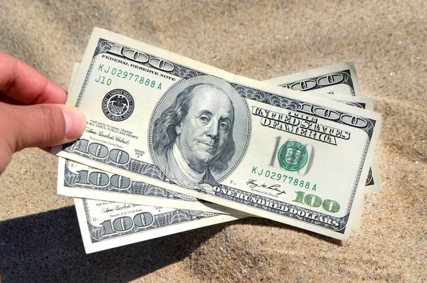 Meisje met een rekening van 300 dollar op de achtergrond van meer dan zand — Stockfoto