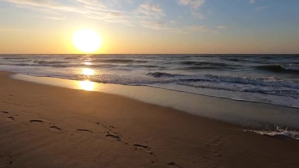 Solnedgång gryning vid havet. Vatten och vågor hav landskap — Stockvideo