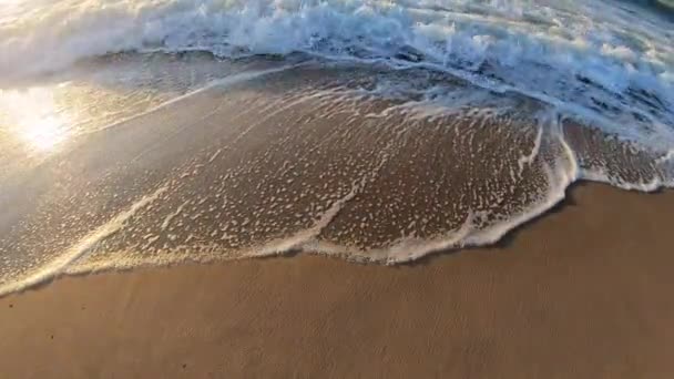 Water van de zee, schuimgolven, nat zandstrand en pad van de dageraad — Stockvideo
