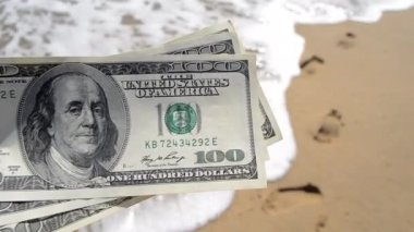 Elinde 300 dolarlık deniz arkası faturası tutan kız.