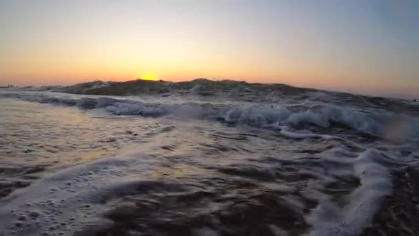 Sonnenuntergang Sonnenaufgang Morgendämmerung am Meer Ozean. Wasser und Wellen Meereslandschaft — Stockvideo