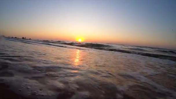 Amanecer del atardecer amaneciendo en el mar océano. Agua y olas paisaje marino — Vídeo de stock