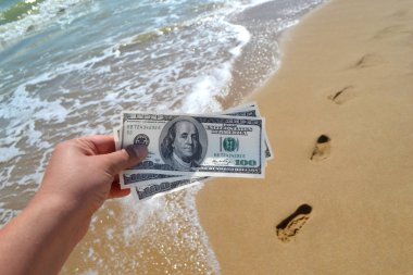 Elinde 300 dolarlık deniz arkası faturası tutan kız.
