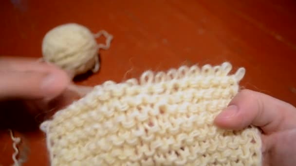 Unraveling the fabric knitted with woolen threads — Stock Video