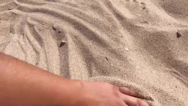 Mans main disperse sable à travers ses doigts . — Video