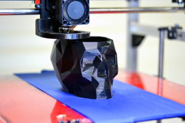 3d yazıcı tarafından basılmış siyah bir rengin soyut nesnesi.