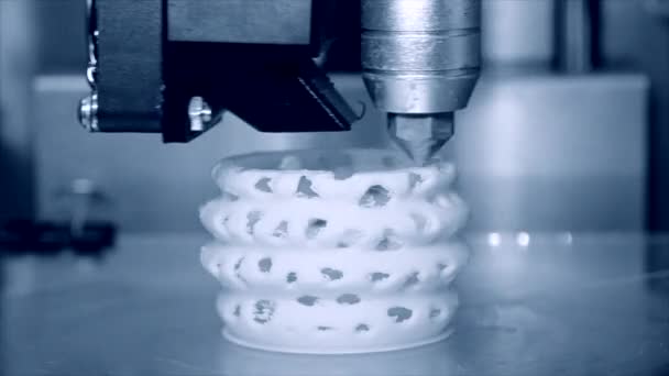 Imprimante 3D fonctionnant. Modélisation des dépôts fusionnés, FDM. Impression d'imprimante 3D