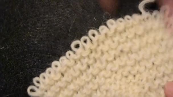 Stendere il tessuto a maglia con fili di lana — Video Stock