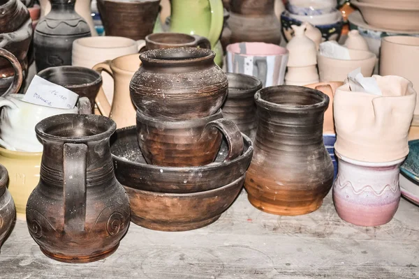 Clay dishes. Brown pottery standing on the dusty old desktop — Stock Photo, Image