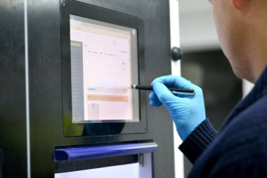 Adam makine monitöründe çalışıyor.