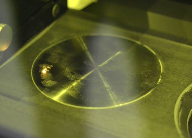 Lazerle metal bir nesne oluşturma süreci.