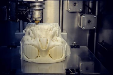 3D yazıcı erimiş plastik beyaz formunu yazdırır.