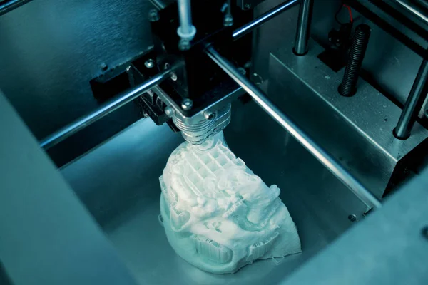 3D yazıcı erimiş plastik beyaz formunu yazdırır.