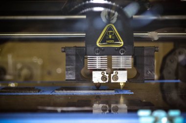 3d yazıcı siyah düz şekilleri yakın plan yazdırıyor