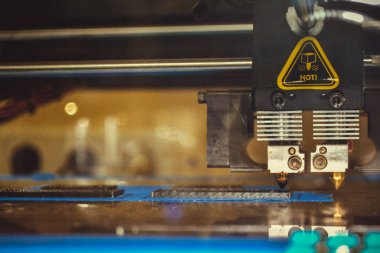 3d yazıcı siyah düz şekilleri yakın plan yazdırıyor