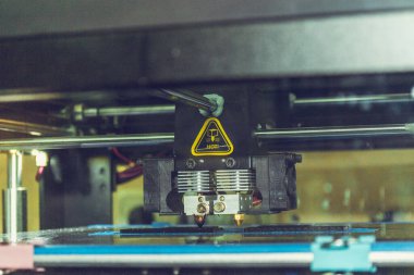 3d yazıcı siyah düz şekilleri yakın plan yazdırıyor