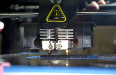 3d yazıcı siyah düz şekilleri yakın plan yazdırıyor