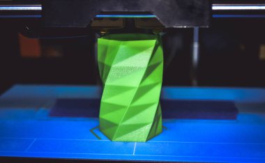 3D yazıcı çalışır ve sıcak erimiş plastikten bir nesne oluşturur