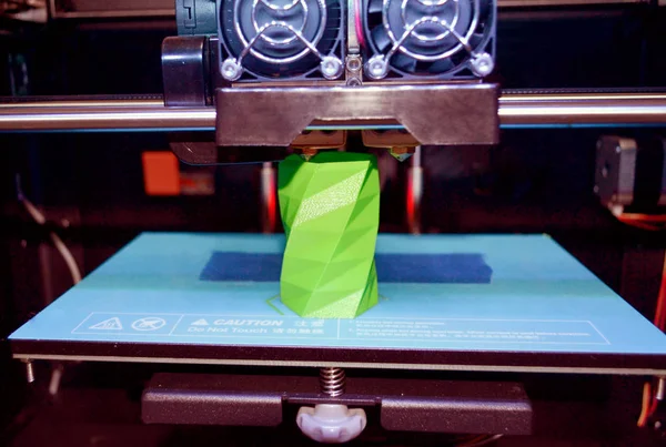 3D yazıcı çalışır ve sıcak erimiş plastikten bir nesne oluşturur — Stok fotoğraf