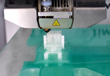 3D yazıcı çalışıyor ve sıcak erimiş plastikten bir nesne oluşturuyor