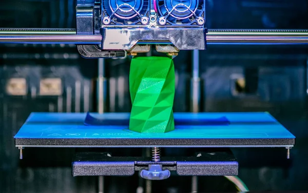 La impresora 3D funciona y crea un objeto a partir del plástico fundido en caliente — Foto de Stock
