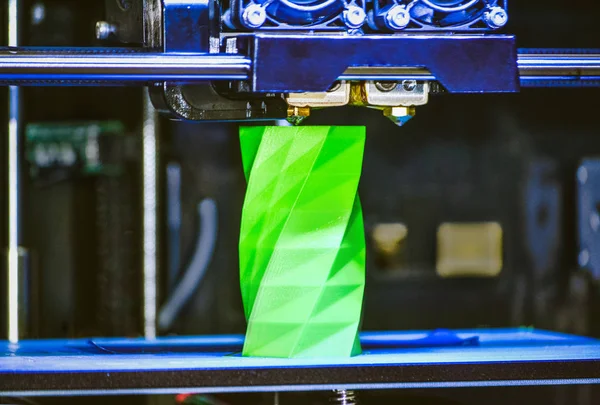 3D yazıcı çalışır ve sıcak erimiş plastikten bir nesne oluşturur