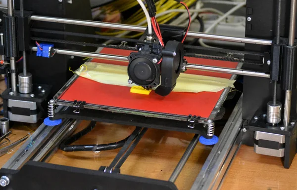 Figura de impresión de impresora 3D moderna de cerca. —  Fotos de Stock