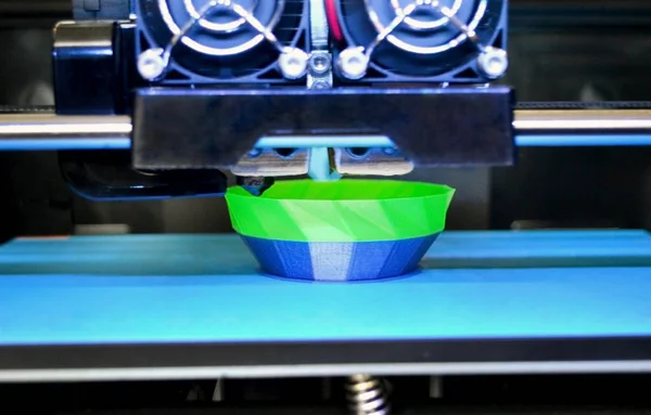 Impresora 3D trabajando y creando un objeto a partir del plástico fundido en caliente —  Fotos de Stock