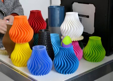 Yapım 3D yazıcı tarafından yakın plan masa üzerinde basıldı.
