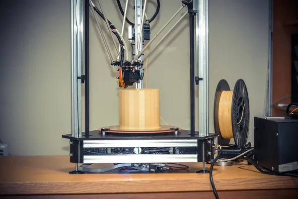Figura di stampa moderna della stampante 3D primo piano. Copia spazio. — Foto Stock