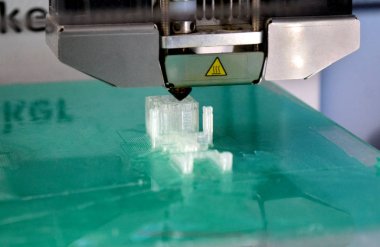 3D yazıcı çalışıyor ve sıcak erimiş plastikten bir nesne oluşturuyor