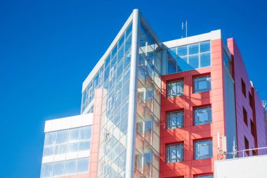 yüksek teknoloji tarzda kırmızı evin cephe